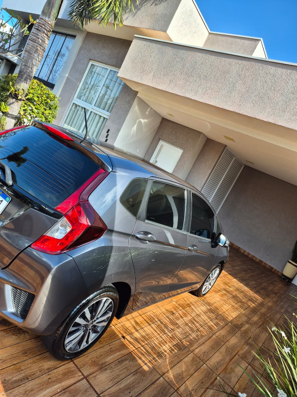 Honda Fit cinza — detailing externo traseira