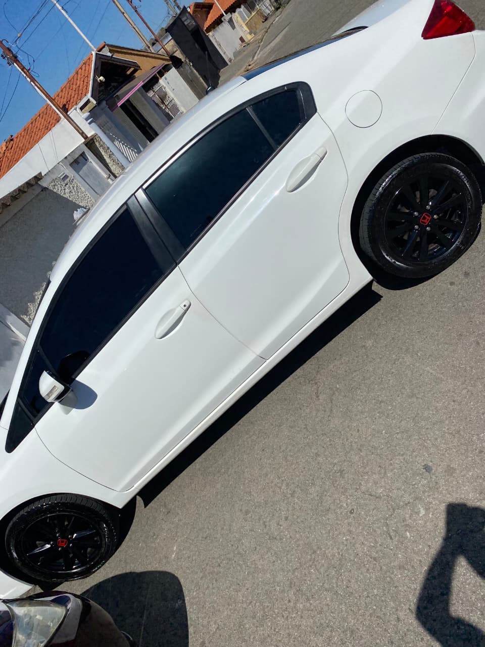 Traseira de Honda Civic branco com pintura brilhante após tratamento completo
