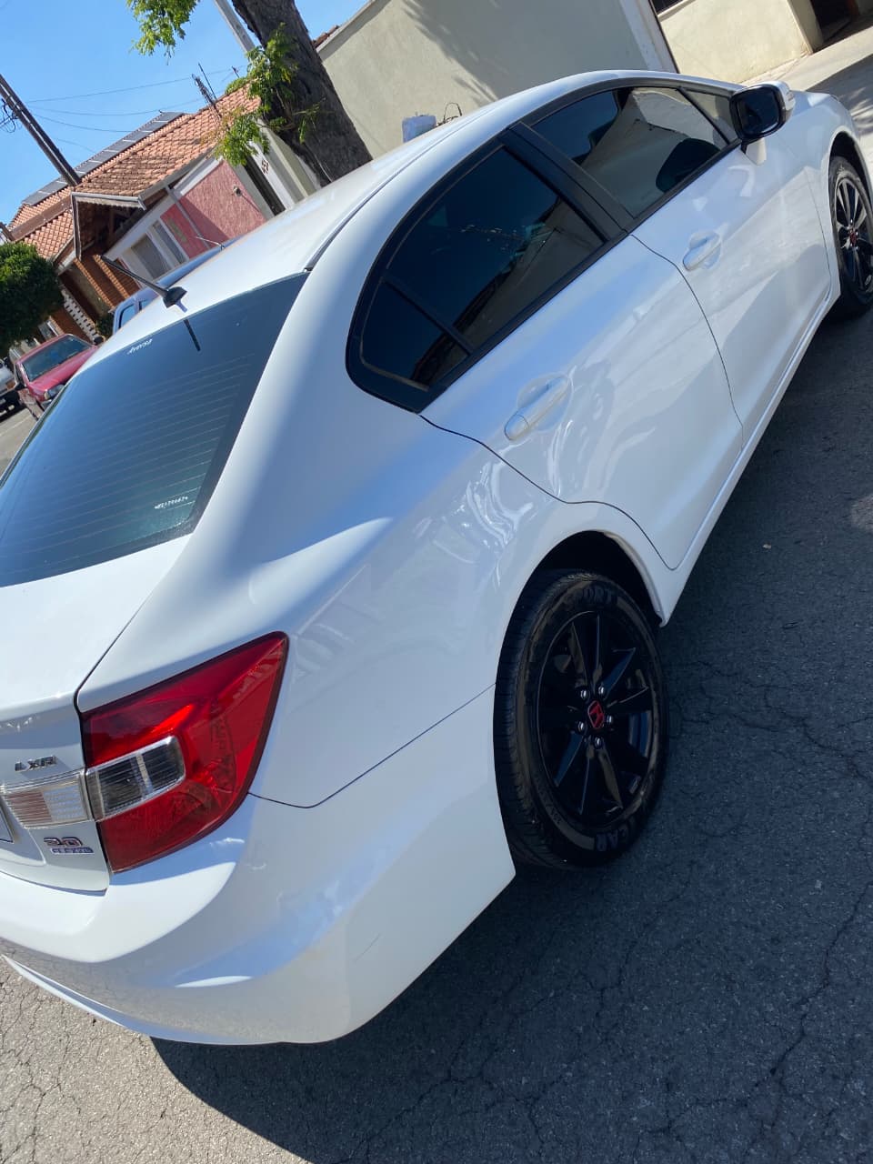 Honda Civic branco — detailing externo com rodas escurecidas