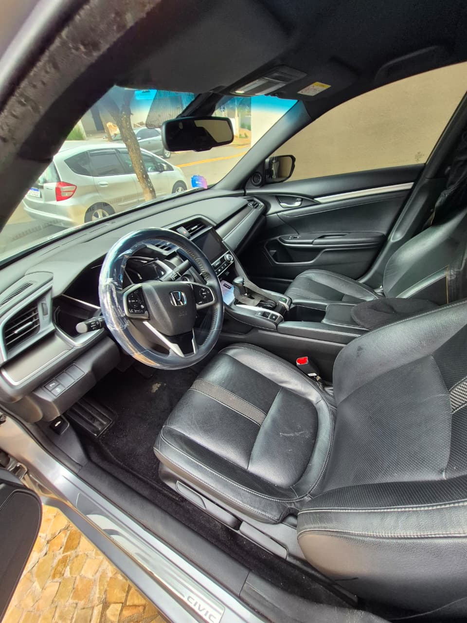 Interior de Honda Civic com bancos de couro após limpeza detalhada