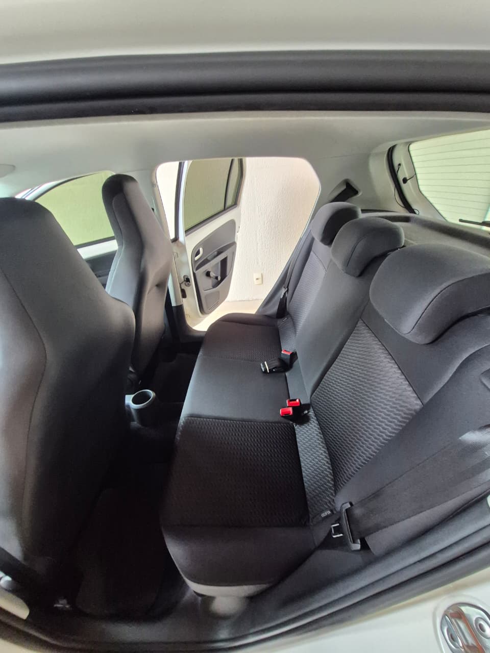 Interior traseiro de veículo higienizado