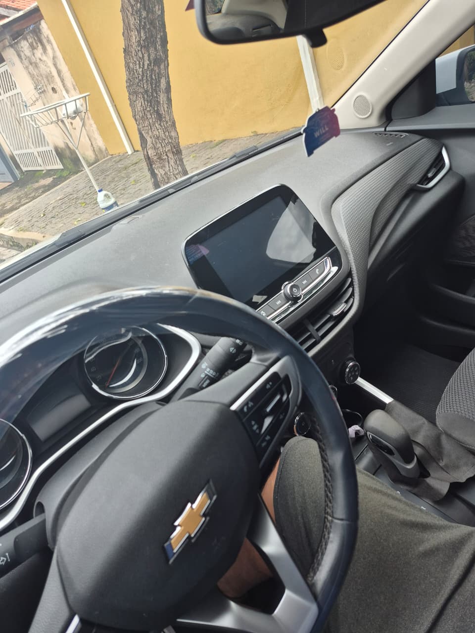 Interior com assinatura WILL no retrovisor