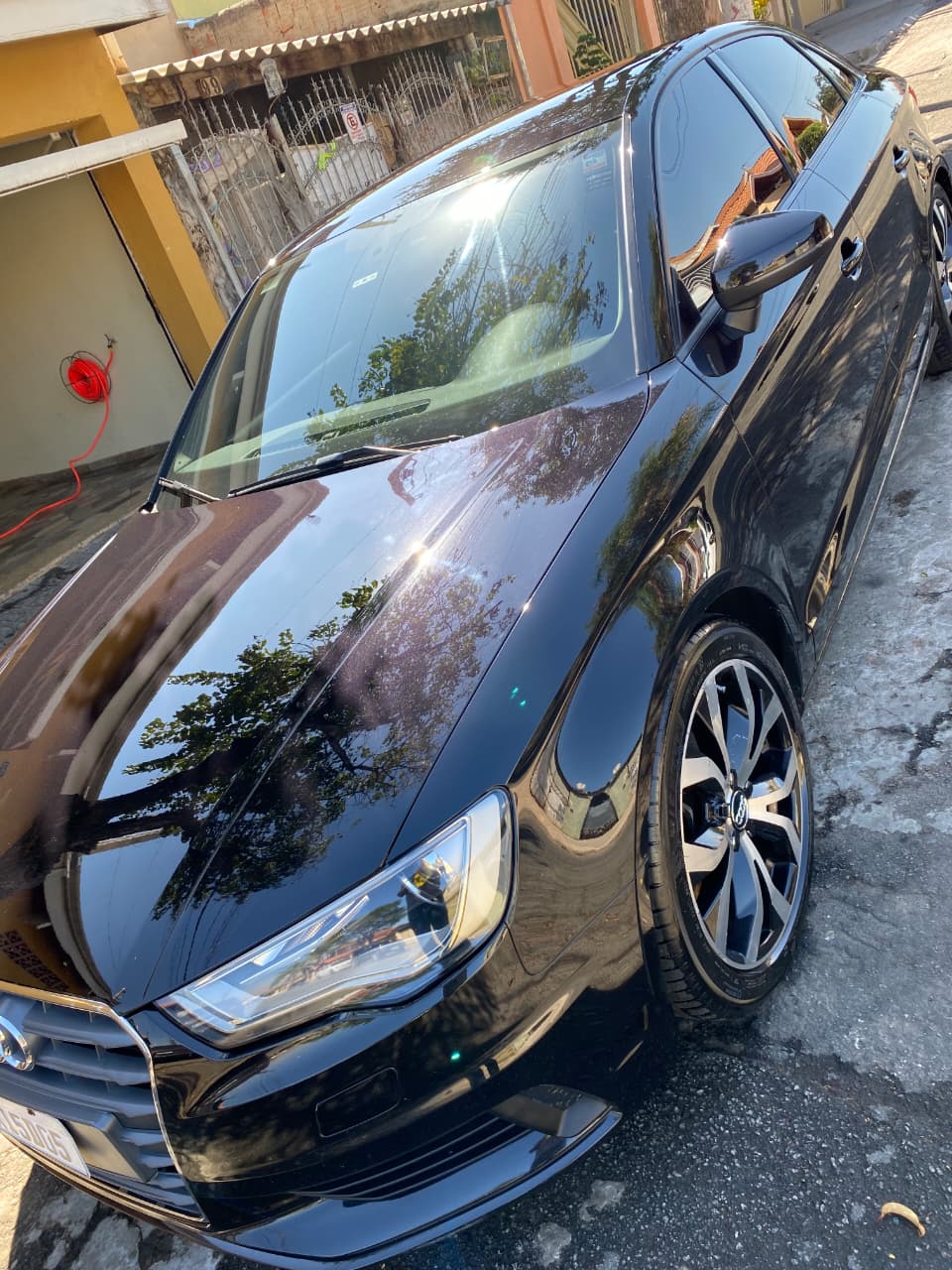 VW preto — polimento espelhado frontal